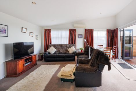 Photo of property in 27 Ruapehu Drive, Fitzherbert, Palmerston North, 4410