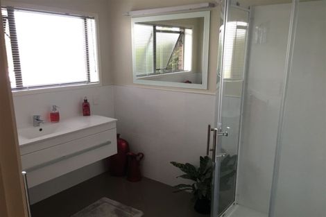 Photo of property in 679 Waitakere Road, Kumeu, 0891