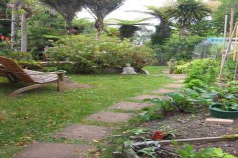 Photo of property in 2 Kauri Point Road, Laingholm, Auckland, 0604