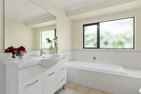 Photo of property in 11 Campile Close, East Tamaki, Auckland, 2016