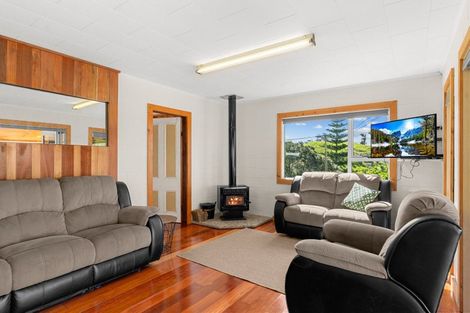 Photo of property in 8 Signal Station Road, Pouto, 0391