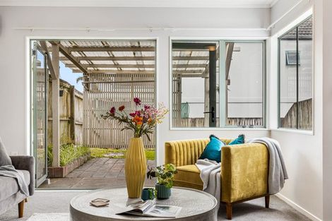 Photo of property in 19 Stephen Avenue, Henderson, Auckland, 0610
