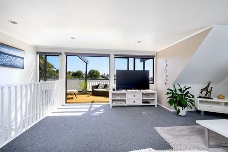 Photo of property in 3 Lindaver Grove, Merrilands, New Plymouth, 4312