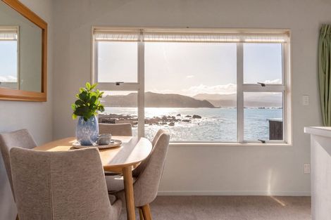 Photo of property in 2/418 Queens Drive, Lyall Bay, Wellington, 6022