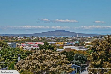 Photo of property in 1/35 Girrahween Drive, Totara Vale, Auckland, 0629