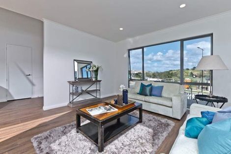Photo of property in 10 Syd Grant Crescent, Orewa, 0931
