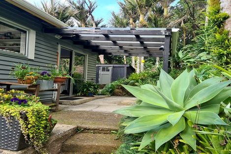 Photo of property in 10-12 Glenesk Road, Piha, New Lynn, 0772