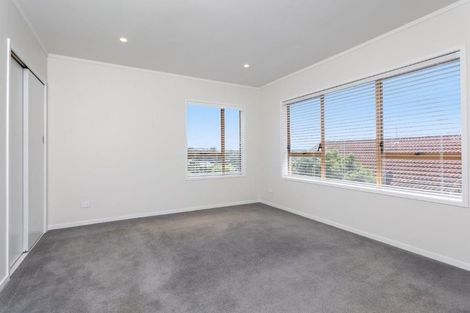 Photo of property in 1/32 Shanaway Rise, Hillcrest, Auckland, 0627