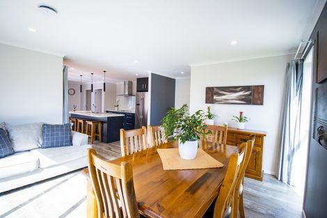 Photo of property in 4 Mediterranean Grove, Fitzherbert, Palmerston North, 4410