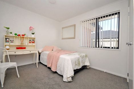 Photo of property in 17 Dumas Place, Rosehill, Papakura, 2113