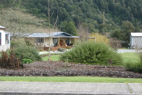 Photo of property in 140 Fairfax Street, Murchison, 7007