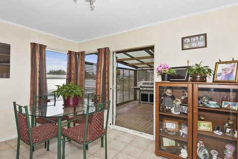 Photo of property in 22 Manapouri Place, Pakuranga Heights, Auckland, 2010