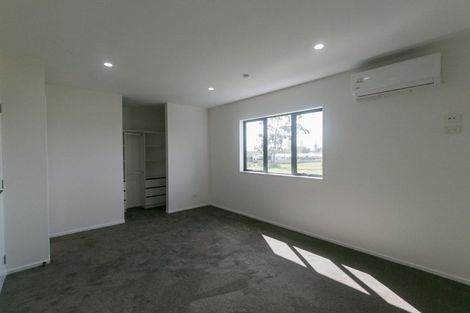 Photo of property in 17e Martin Place, Kelston, Auckland, 0602