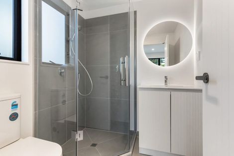 Photo of property in 1/1 Roseberry Avenue, Birkenhead, Auckland, 0626