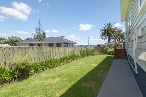 Photo of property in 3 Karaka Road, Kawakawa Bay, Papakura, 2585