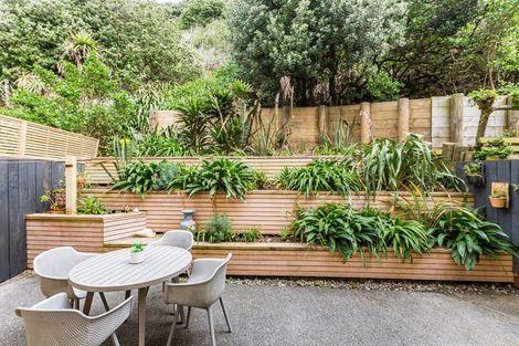 Photo of property in 2/418 Queens Drive, Lyall Bay, Wellington, 6022