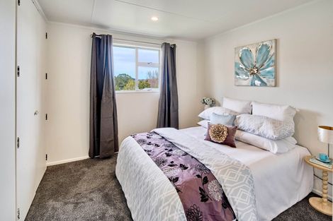 Photo of property in 7 Edelweiss Grove, Timberlea, Upper Hutt, 5018