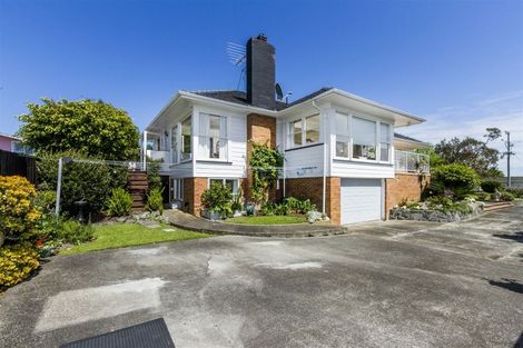 Photo of property in 72 Ocean View Road, Northcote, Auckland, 0627