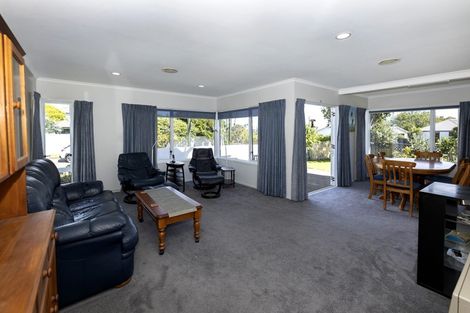 Photo of property in 1 Larsen Place, Merrilands, New Plymouth, 4312
