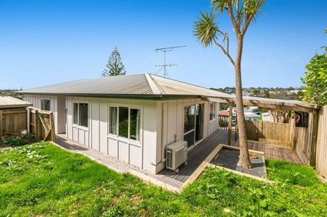Photo of property in 2/44 Lysander Crescent, Beach Haven, Auckland, 0626