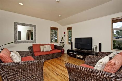 Photo of property in 2/190 East Coast Road, Forrest Hill, Auckland, 0620