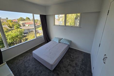 Photo of property in 88 Chivalry Road, Glenfield, Auckland, 0629