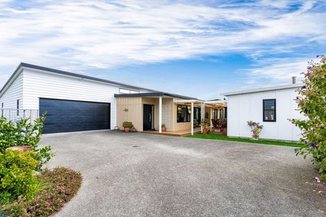 Photo of property in 6 Kingi Te Ahoaho Place, Otaki, 5512