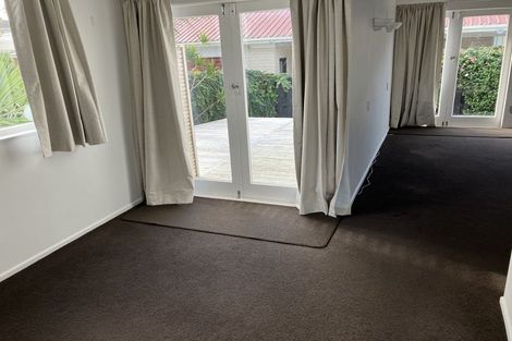 Photo of property in 2/17a Hillcrest Avenue, Hillcrest, Auckland, 0627