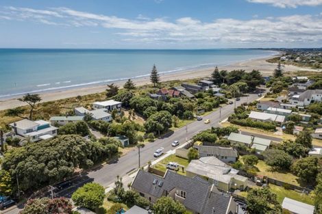 Photo of property in 2 Hemara Street, Waikanae Beach, Waikanae, 5036