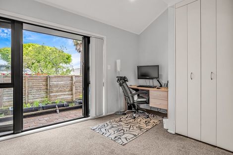 Photo of property in 4a/30 Westward Ho, Glen Eden, Auckland, 0602