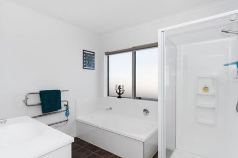 Photo of property in 28 Excelsa Place, Papamoa Beach, Papamoa, 3118