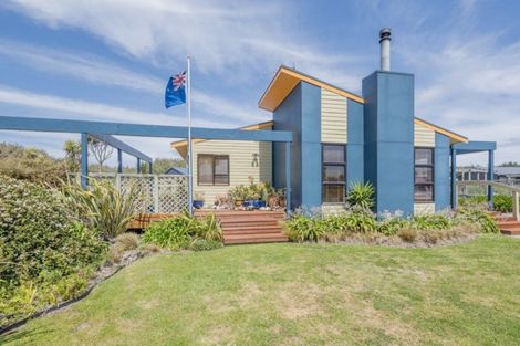 Photo of property in 35 Te Kiri Street, Himatangi Beach, Foxton, 4891