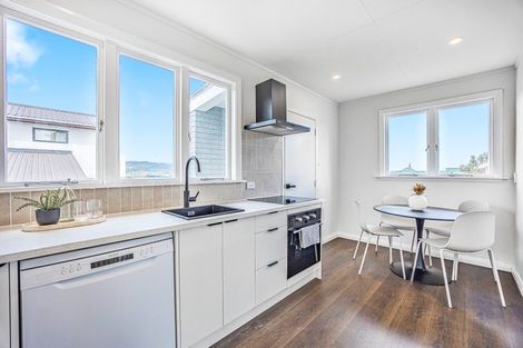 Photo of property in 115 Sunnyside Road, Sunnyvale, Auckland, 0612