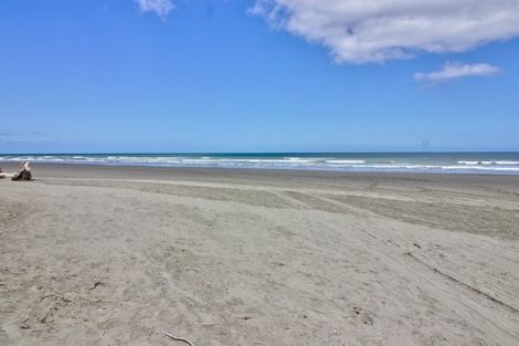 Photo of property in 8 Marine Parade South, Foxton Beach, Foxton, 4815