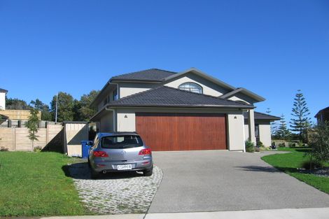 Photo of property in 16 Newbury Place, Schnapper Rock, Auckland, 0632