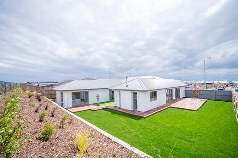 Photo of property in 16 Atlantic Drive, Fitzherbert, Palmerston North, 4410