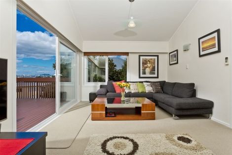 Photo of property in 2/10a Wernham Place, Northcote, Auckland, 0626