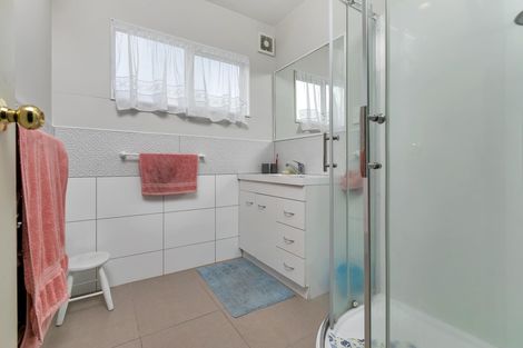 Photo of property in 2/218 Sunnynook Road, Totara Vale, Auckland, 0627