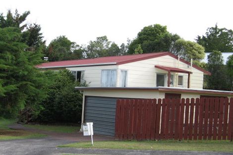 Photo of property in 8 Trengove Place, West Harbour, Auckland, 0618
