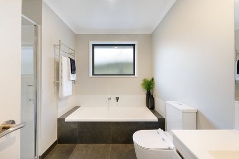 Photo of property in 18 Sam Heywood Place, Pyes Pa, Tauranga, 3112