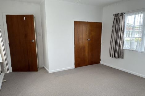 Photo of property in 18 Saulbrey Grove, Woburn, Lower Hutt, 5010