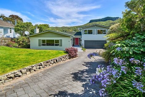 Photo of property in 7 Tui Terrace, Tawa, Wellington, 5028