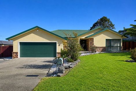 Photo of property in 28 Piper Place, Goodwood Heights, Auckland, 2105