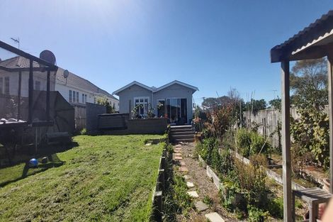 Photo of property in 9 Birkley Road, Bayswater, Auckland, 0622