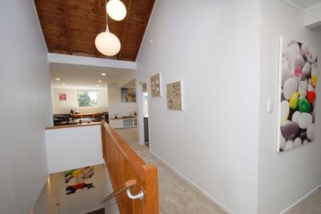 Photo of property in 4 Hollyhock Place, Browns Bay, Auckland, 0630