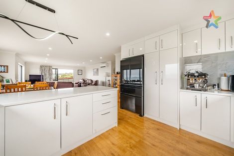 Photo of property in 6 Poto Road, Normandale, Lower Hutt, 5010