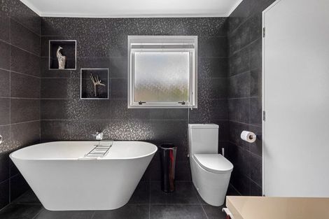 Photo of property in 2/12 Wanita Place, Totara Vale, Auckland, 0629