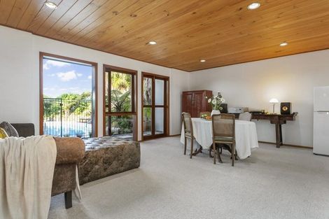 Photo of property in 12 Atarua Gardens, Waiatarua, Auckland, 0604