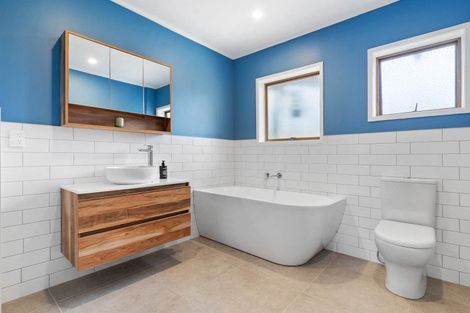 Photo of property in 4239a Great North Road, Glendene, Auckland, 0602