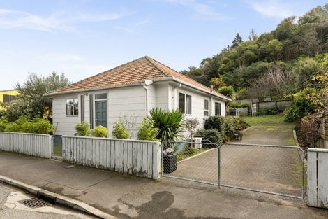Photo of property in 2 Main Street, Hospital Hill, Napier, 4110